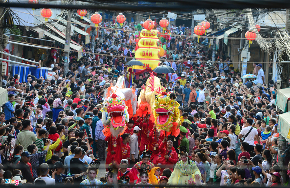 Hội Tết Nguyên tiêu rầm rộ trên đường phố Sài Gòn